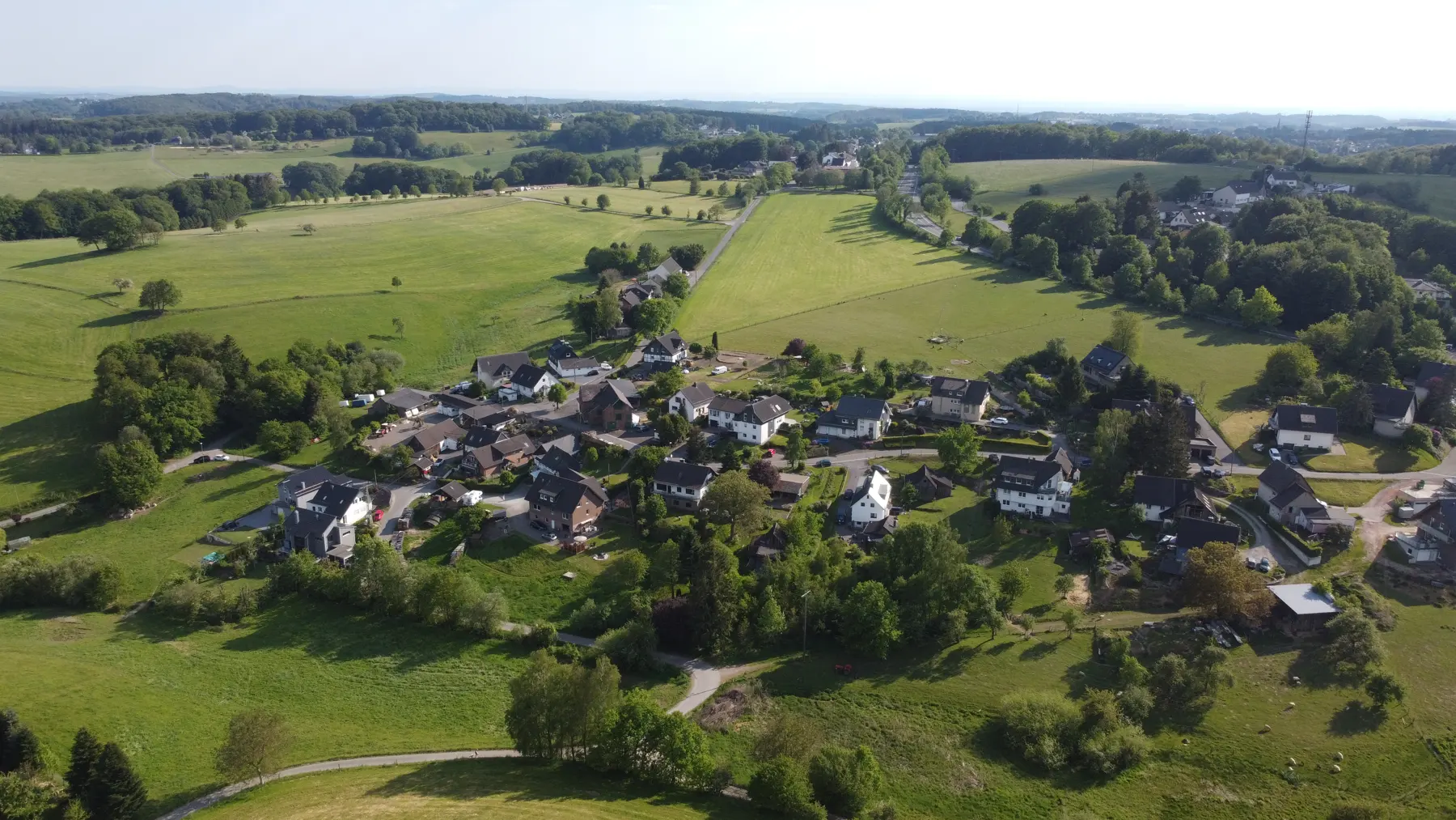 Unterossenbach in Kürten aus der Luft, Wohnhäuser zwischen Wiesen