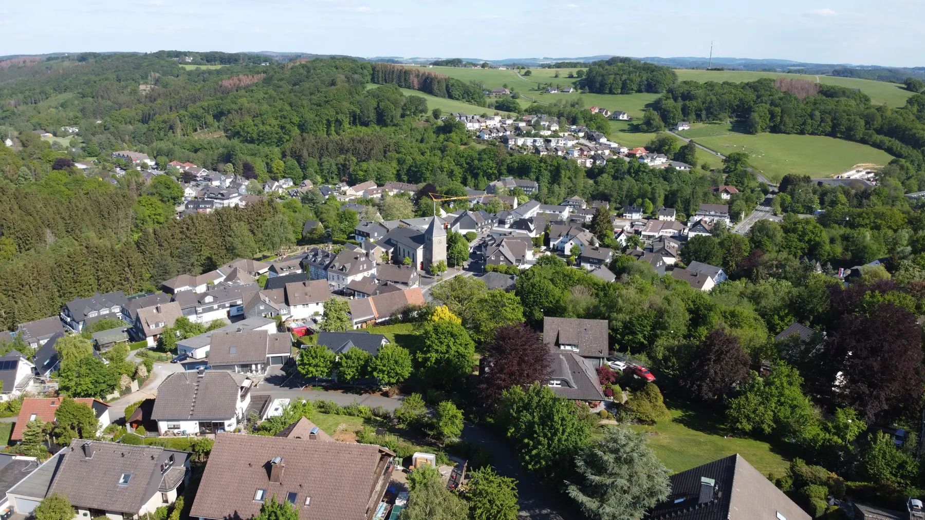 Kürten von oben, Wohnhäuser zwischen Gärten und Wald