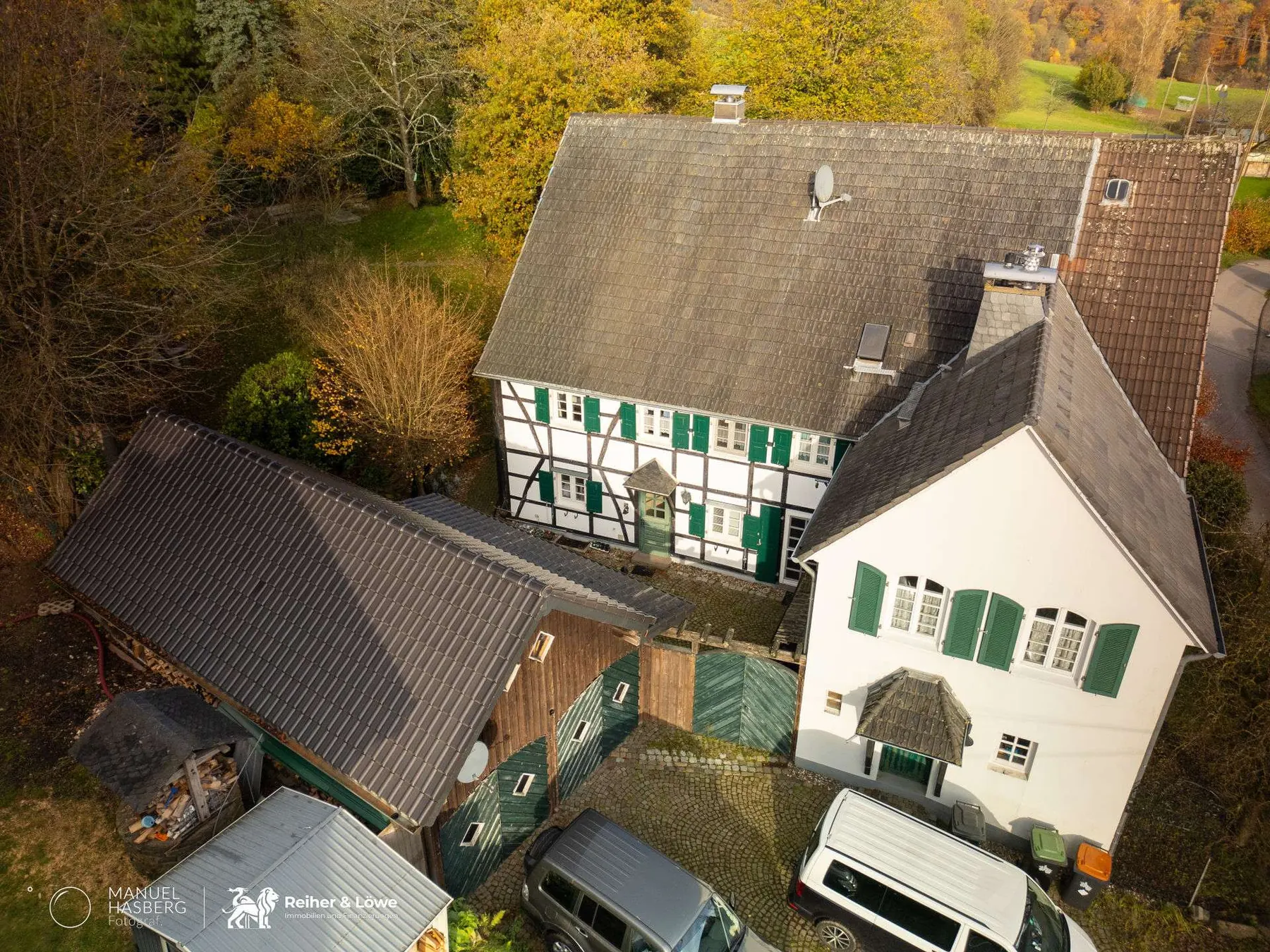 Bergisches Haus mit Fachwerk und Schieferdach, Luftaufnahme