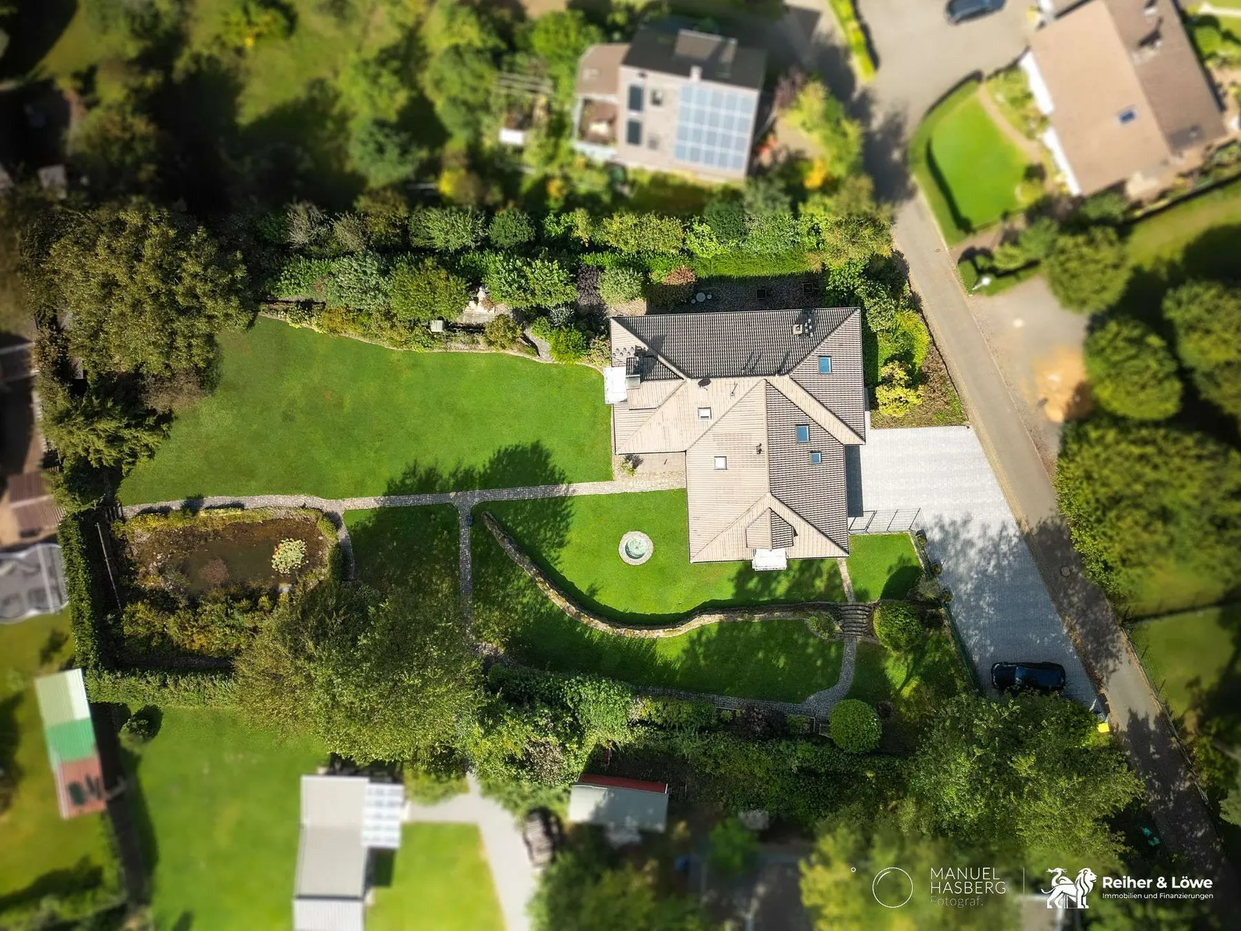 Luftaufnahme eines Hauses mit großem Garten im Bergischen Land
