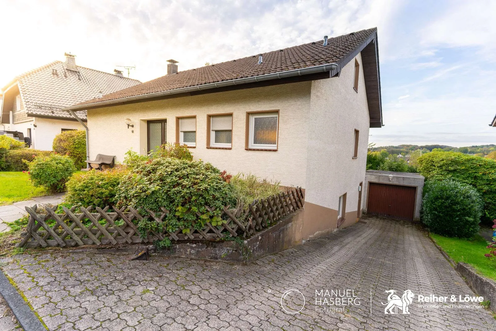 Einfamilienhaus in 51515 Kürten, Biesfeld: Außen Straßenansicht mit Einfahrt und Garage