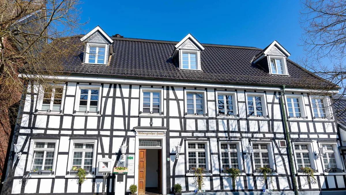 Wohnung in Kürten, vermittelt von Reiher & Löwe: Dachgeschosswohnung im Fachwerkhaus am Kirchplatz, vermietet