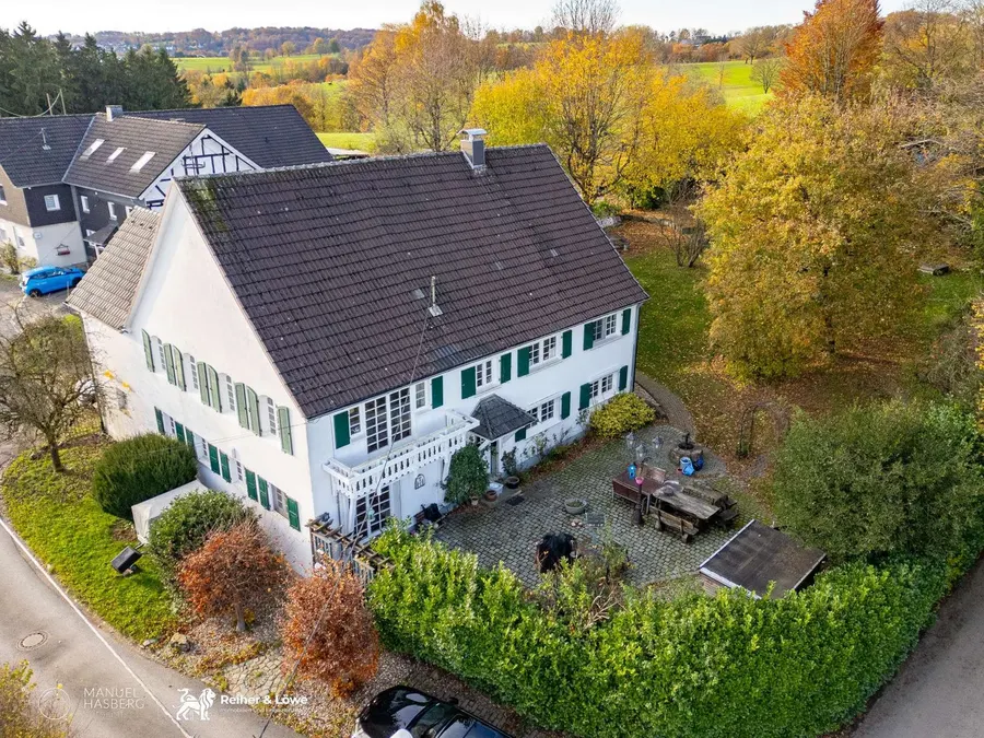 Einfamilienhaus in Kürten, Kürten: Gebäude und Vorplatz
