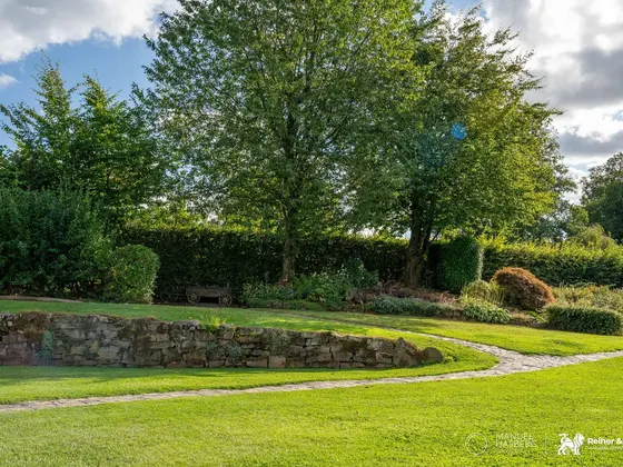 Garten mit Bruchsteinmauer