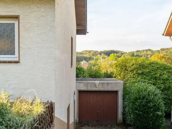 Außen Einfahrt zur Garage