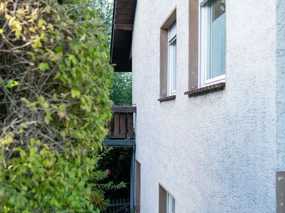 Außen Seitenansicht mit Hecke