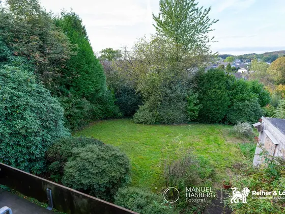 Außen Blick vom Balkon in den Garten